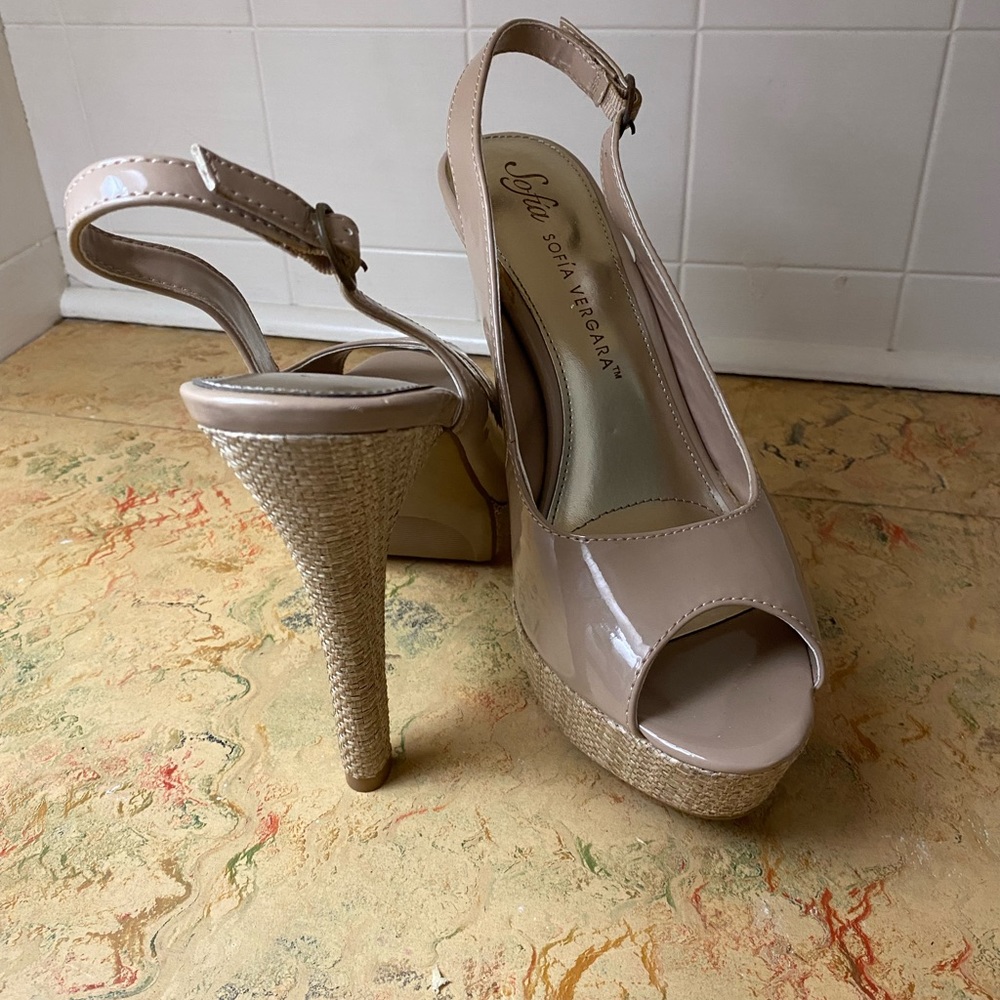 Sofia Vergara pumps in cream. Size 10